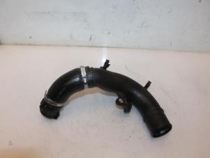 Gebruikte Intercooler Buis Renault Clio IV (5R) 0.9 Energy TCE 90 12V Prijs € 32,00 Margeregeling aangeboden door Van Gils Automotive