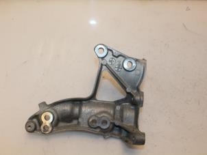 Gebruikte Dynamosteun boven Volvo V40 Cross Country (MZ) 1.6 D2 Prijs € 33,00 Margeregeling aangeboden door Van Gils Automotive