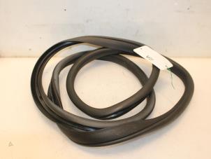 Gebruikte Deurrubber 4Deurs rechts-achter Mercedes E Estate (S212) E-220 CDI 16V BlueEfficiency Prijs € 30,00 Margeregeling aangeboden door Van Gils Automotive