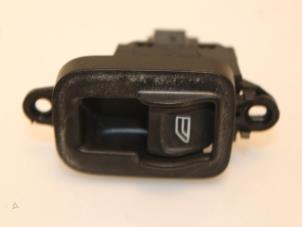 Gebruikte Elektrisch Raam Schakelaar Volvo V50 (MW) 1.8 16V Prijs € 30,00 Margeregeling aangeboden door Van Gils Automotive