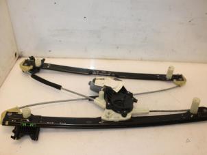 Gebruikte Ruitmechaniek 4Deurs rechts-achter Landrover Range Rover IV (LG) 3.0 TDV6 24V Prijs € 180,29 Inclusief btw aangeboden door Van Gils Automotive