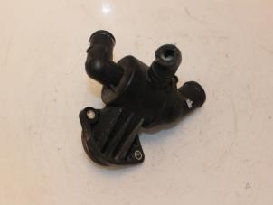 Gebruikte Thermostaathuis Volkswagen Passat (362) 2.0 TDI 16V 135 Prijs € 30,00 Margeregeling aangeboden door Van Gils Automotive