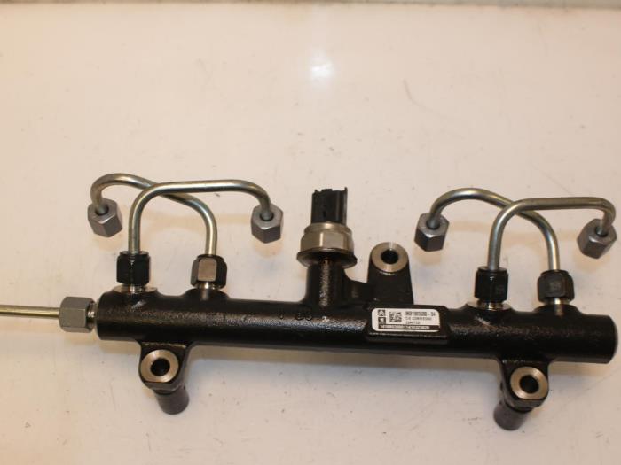 Common rail (Injectie) van een Ford Kuga II (DM2) 2.0 TDCi 16V 163 4x4 2014