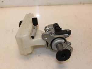 Gebruikte Hoofdremcilinder Seat Mii 1.0 12V Prijs € 30,00 Margeregeling aangeboden door Van Gils Automotive