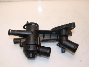 Gebruikte Thermostaathuis Volkswagen Polo V (6R) 1.2 12V Prijs € 30,00 Margeregeling aangeboden door Van Gils Automotive