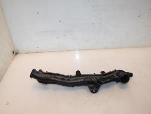 Gebruikte Waterpijp Peugeot 308 SW (L4/L9/LC/LJ/LR) 1.2 12V e-THP PureTech 110 Prijs € 30,00 Margeregeling aangeboden door Van Gils Automotive