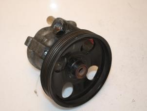 Stuurpomp van een Renault Laguna II Grandtour (KG) 2.0 16V IDE 2002