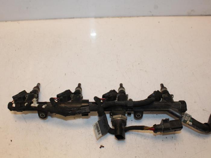Gebruikte Injector brug Volkswagen Touran (5T1) 1.8 TSI Prijs € 65,34 Inclusief btw aangeboden door Van Gils Automotive
