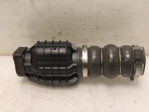 Gebruikte Intercooler Buis Peugeot 208 I (CA/CC/CK/CL) 1.6 Blue HDi 100 Prijs € 55,00 Margeregeling aangeboden door Van Gils Automotive