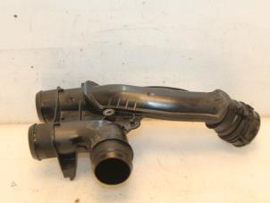 Gebruikte Intercooler Buis Peugeot 208 I (CA/CC/CK/CL) 1.6 Blue HDi 100 Prijs € 55,00 Margeregeling aangeboden door Van Gils Automotive