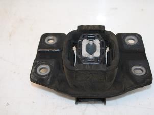 Gebruikte Versnellingsbak Steun Volkswagen Up! (121) 1.0 12V 60 Prijs € 30,00 Margeregeling aangeboden door Van Gils Automotive