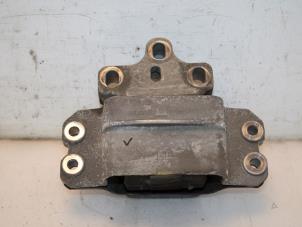 Gebruikte Versnellingsbak Steun Volkswagen Passat 4Motion (3C2) 3.2 VR6 FSI 24V Prijs € 30,00 Margeregeling aangeboden door Van Gils Automotive