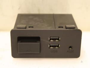 Gebruikte AUX/USB aansluiting Mazda 2 (DJ/DL) 1.5 SkyActiv-G 90 Prijs € 54,00 Margeregeling aangeboden door Van Gils Automotive