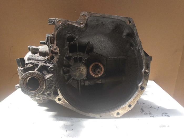 Gebruikte Versnellingsbak Dodge Mini Ram Van 2.5 TD Prijs € 249,00 Margeregeling aangeboden door Van Gils Automotive