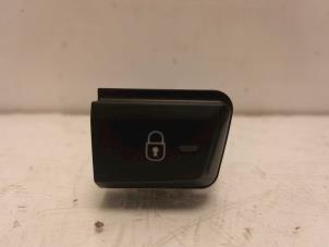 Gebruikte Centrale deurvergrendeling Schakelaar Peugeot 208 I (CA/CC/CK/CL) 1.6 Blue HDi 100 Prijs € 30,00 Margeregeling aangeboden door Van Gils Automotive