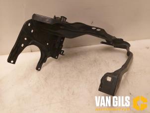 Gebruikte Koplampframe links Mercedes CLS (C219) 350 3.5 V6 18V Prijs € 88,00 Margeregeling aangeboden door Van Gils Automotive