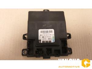 Gebruikte Deur module Mercedes ML II (164/4JG) Prijs € 44,00 Margeregeling aangeboden door Van Gils Automotive