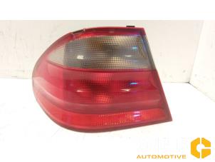 Gebruikte Achterlicht links Mercedes CLK (C208) Prijs € 45,00 Margeregeling aangeboden door Van Gils Automotive
