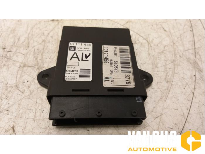 Gebruikte Comfort Module Opel Signum (F48) 3.0 CDTI V6 24V Prijs € 50,00 Margeregeling aangeboden door Van Gils Automotive