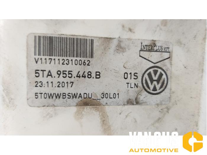 Ruitensproeiertank voor van een Volkswagen Touran (5T1) 2.0 TDI 150 2018