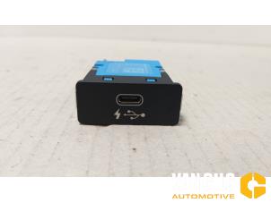 Gebruikte AUX/USB aansluiting BMW X5 (G05) xDrive M50d 3.0 24V Prijs € 36,30 Inclusief btw aangeboden door Van Gils Automotive