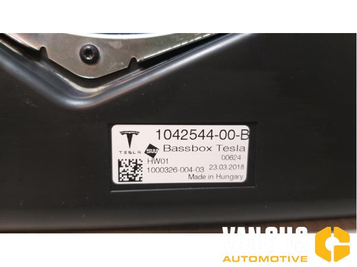 Subwoofer van een Tesla Model S 100D 2018