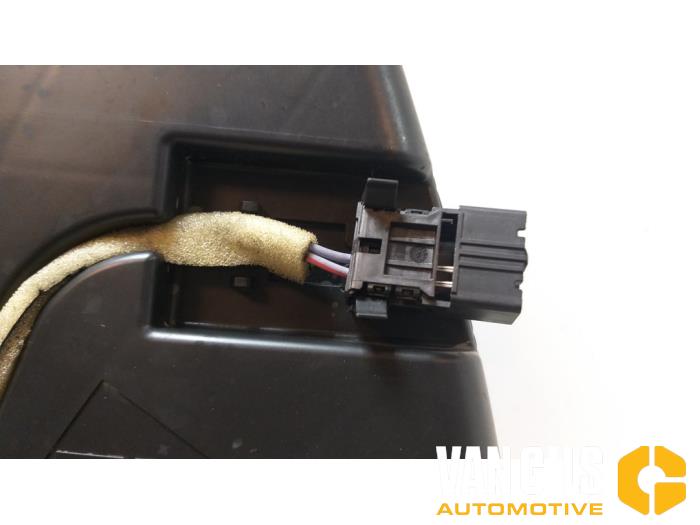 Subwoofer van een Tesla Model S 100D 2018