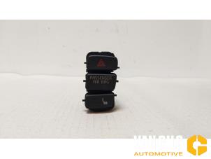 Gebruikte Schakelaar Paniekverlichting Volkswagen Up! (121) 1.0 12V 75 Prijs op aanvraag aangeboden door Van Gils Automotive