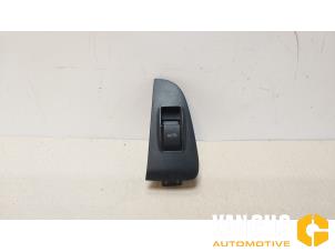 Gebruikte Raam schakelaar elektrisch Toyota Avensis Wagon (T25/B1E) 2.0 16V VVT-i D4 Prijs € 40,00 Margeregeling aangeboden door Van Gils Automotive
