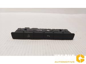 Gebruikte PDC Schakelaar Volkswagen Touran Prijs € 30,00 Margeregeling aangeboden door Van Gils Automotive