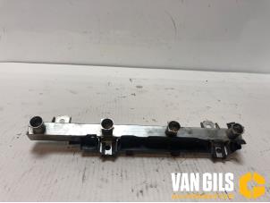 Gebruikte Injector brug BMW 3 serie Touring (E46/3) 318i 16V Prijs € 50,00 Margeregeling aangeboden door Van Gils Automotive