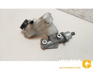 Gebruikte Hoofdremcilinder Renault Twingo II (CN) 1.2 16V Prijs € 44,00 Margeregeling aangeboden door Van Gils Automotive