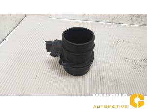 Gebruikte Luchtmassameter Kia Carnival 2 (FIB/FLD) 2.5 V6 24V Prijs € 60,00 Margeregeling aangeboden door Van Gils Automotive