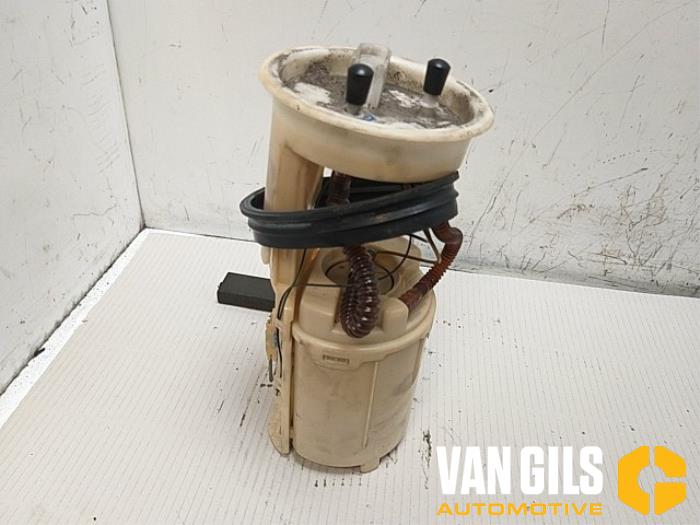 Gebruikte Tank element Pomp Volkswagen Passat (3B2) 1.6 Prijs € 25,00 Margeregeling aangeboden door Van Gils Automotive