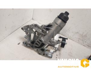 Gebruikte Oliefilterhouder Mercedes E (W213) Prijs € 54,45 Inclusief btw aangeboden door Van Gils Automotive