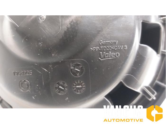 Kachel Ventilatiemotor van een BMW 3 serie Touring (F31) 320d 2.0 16V EfficientDynamicsEdition 2015