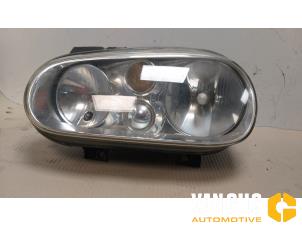 Gebruikte Linker Koplamp Volkswagen Golf IV (1J1) 1.4 16V Prijs € 65,00 Margeregeling aangeboden door Van Gils Automotive