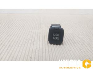 Gebruikte AUX/USB aansluiting Mazda CX-5 (KE,GH) 2.0 SkyActiv-G 16V 4WD Prijs € 33,00 Margeregeling aangeboden door Van Gils Automotive