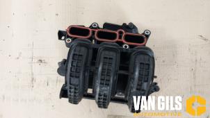 Gebruikte Inlaatspruitstuk Toyota Yaris II (P9) Prijs op aanvraag aangeboden door Van Gils Automotive
