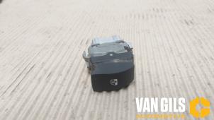 Gebruikte Elektrisch Raam Schakelaar Renault Scénic II (JM) 2.0 16V Prijs € 40,00 Margeregeling aangeboden door Van Gils Automotive