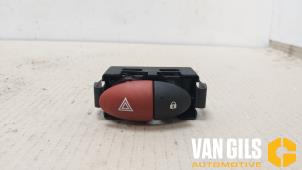 Gebruikte Gevarenlicht Schakelaar Renault Twingo II (CN) 1.2 16V Prijs € 30,00 Margeregeling aangeboden door Van Gils Automotive