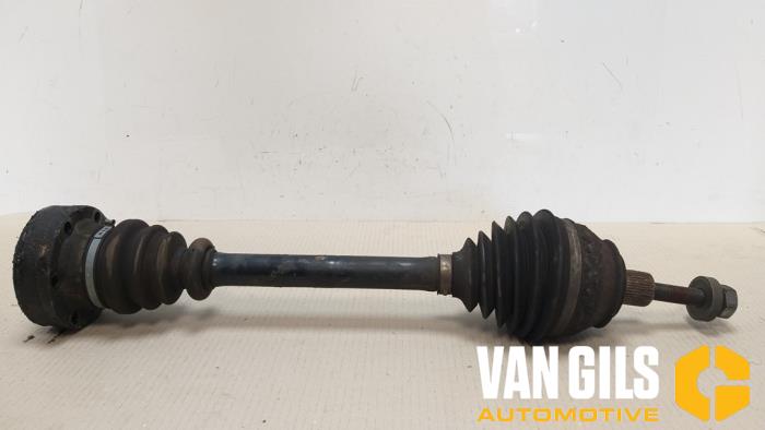 Gebruikte Aandrijfas links-voor Volkswagen Transporter T4 1.9 TD Prijs € 35,00 Margeregeling aangeboden door Van Gils Automotive