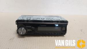 Gebruikte Radio Peugeot 206 CC (2D) 2.0 16V Prijs € 75,00 Margeregeling aangeboden door Van Gils Automotive