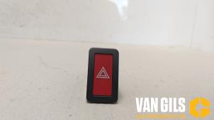 Gebruikte Gevarenlicht Schakelaar Nissan Almera (N16) 1.5 dCi Prijs € 30,00 Margeregeling aangeboden door Van Gils Automotive