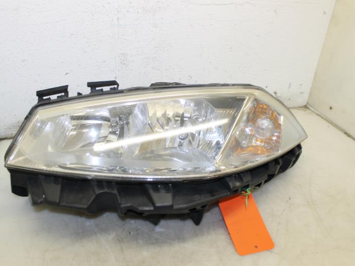 Koplamp links van een Renault Megane II Grandtour (KM) 1.5 dCi 85 2006