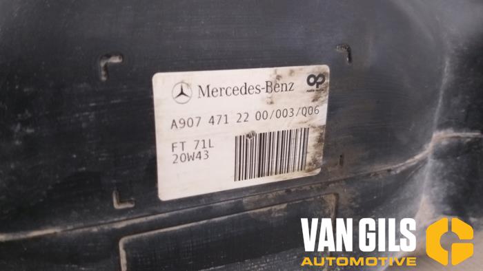 Tank van een Mercedes-Benz Sprinter 5t (907.6) 519 CDI 3.0 V6 24V RWD 2020