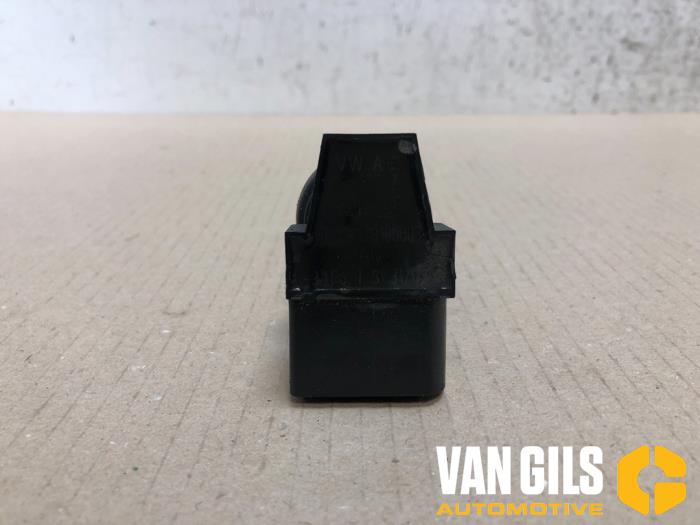 Gebruikte Bobine Volkswagen Golf IV (1J1) 1.6 16V Prijs € 25,00 Margeregeling aangeboden door Van Gils Automotive