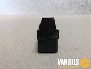 Gebruikte Bobine Volkswagen Golf IV (1J1) 1.6 16V Prijs € 25,00 Margeregeling aangeboden door Van Gils Automotive