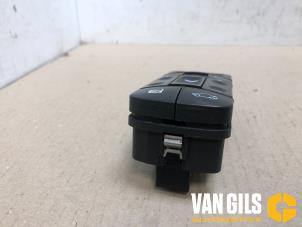 Gebruikte Ruit schakelaar elektrisch Opel Signum (F48) 2.2 DGI 16V Prijs € 40,00 Margeregeling aangeboden door Van Gils Automotive