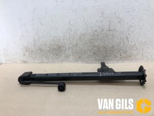 Gebruikte Krik Mercedes CLK (C208) 2.0 200K Evo 16V Prijs € 35,00 Margeregeling aangeboden door Van Gils Automotive